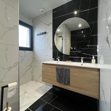Moderne Avec Piscine Et Cuisine Exterieure Villa *