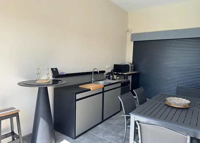 Moderne Avec Piscine Et Cuisine Exterieure