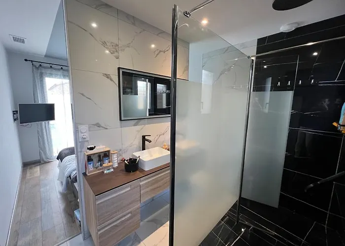 Moderne Avec Piscine Et Cuisine Exterieure Villa *