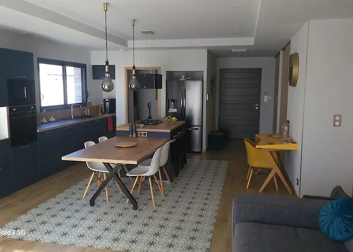 Villa Moderne Avec Piscine Et Cuisine Exterieure *